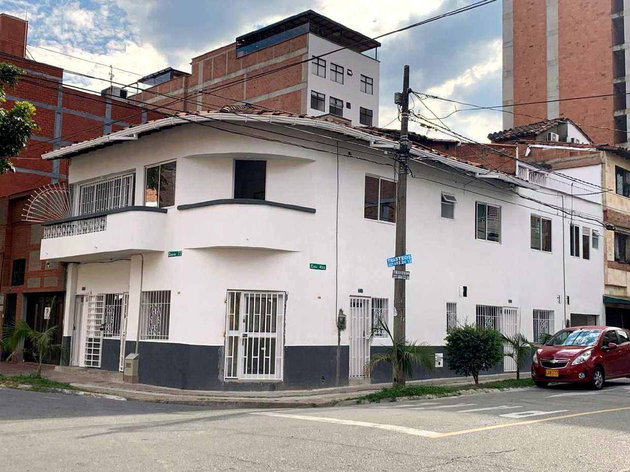 Fachada del Hostal CasaBlanca en Laureles Estadio, Medellín