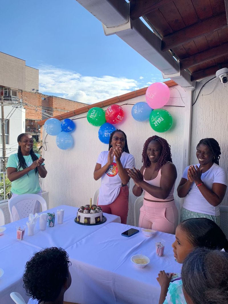 Celebración de cumpleaños en la terraza