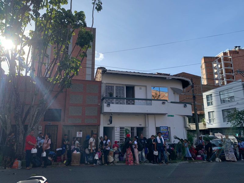 Un grupo grande llegando al Hostal CasaBlanca