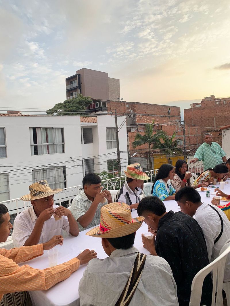 Grupo compartiendo en la terraza de la casa